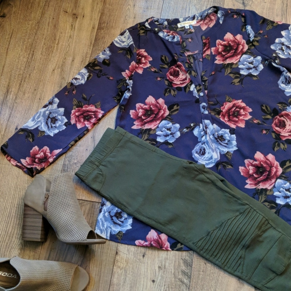 Andre by Unit purple button up blouse with roses